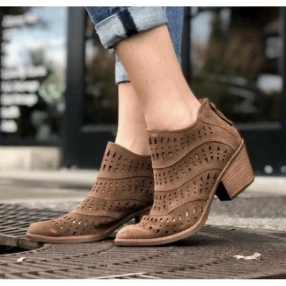 Söfft Westwood Tan Suede Ankle Booties Women's Size Back Zip Chunky Heel
